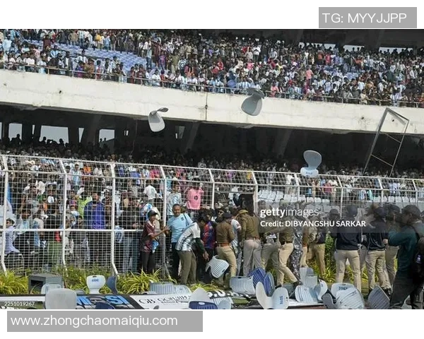 梅西印度行首日遭人群围堵受伤主动请求离场引发关注 梅西印度行首日遭人群围堵受伤主动请求离场引发关注